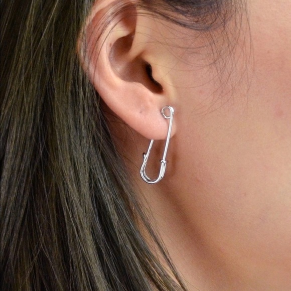 cosmicbabegalaxy Jewelry - ❤️Silver Simple Pin Earrings